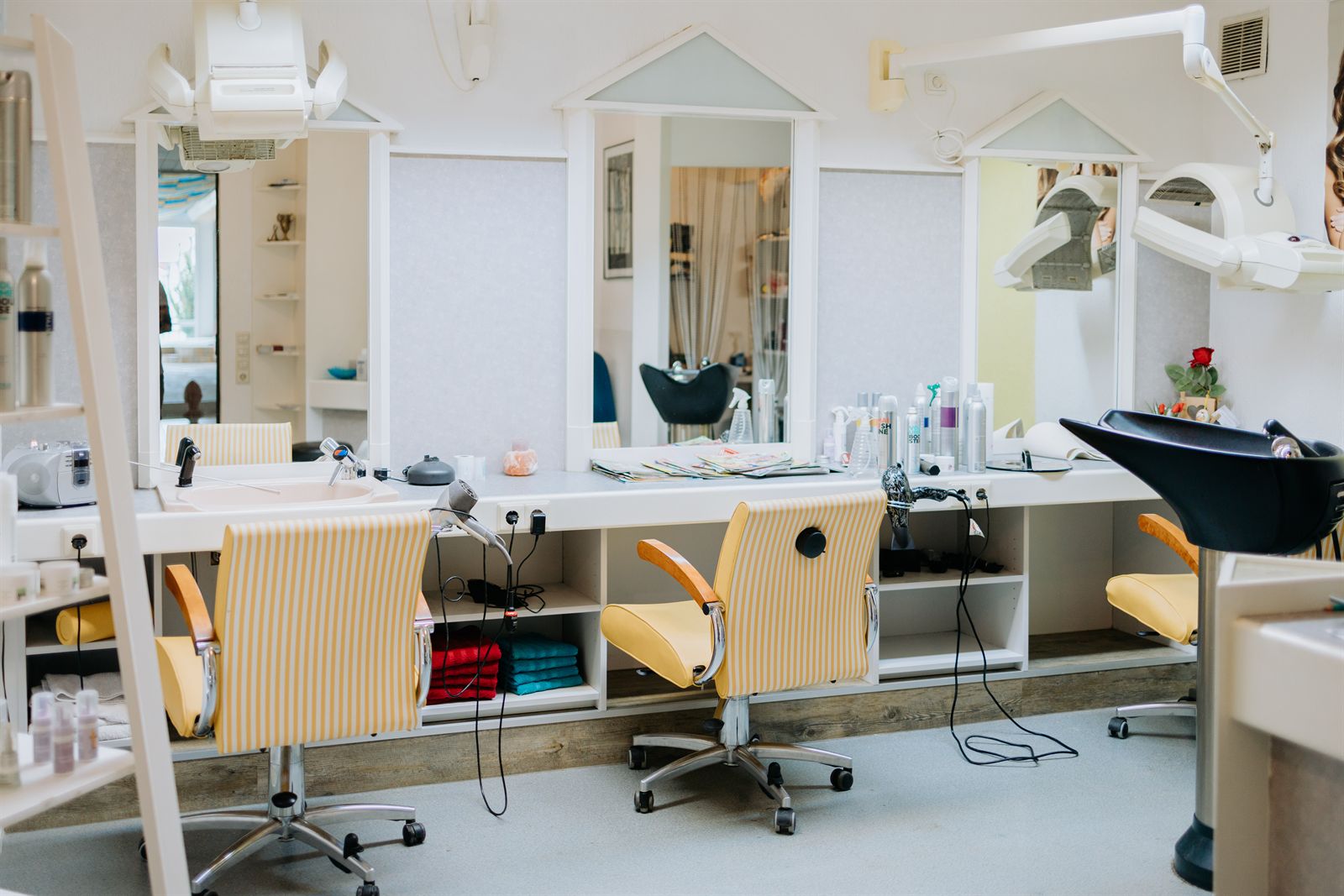 Friseursalon in der Rosenalm mit drei Stühlen und Spiegeln